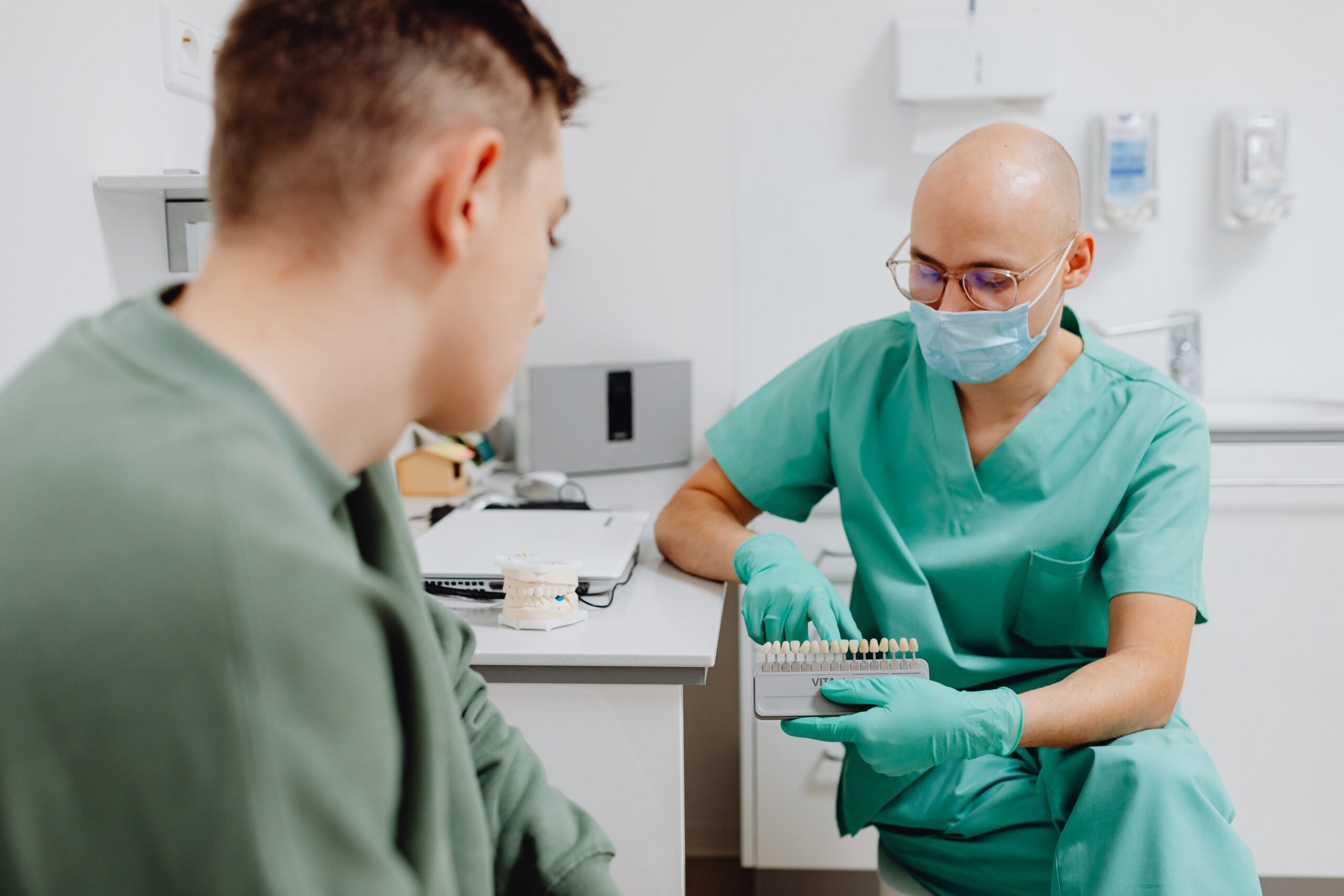 Invisalign vs Veneers: Which Gives Better Results?